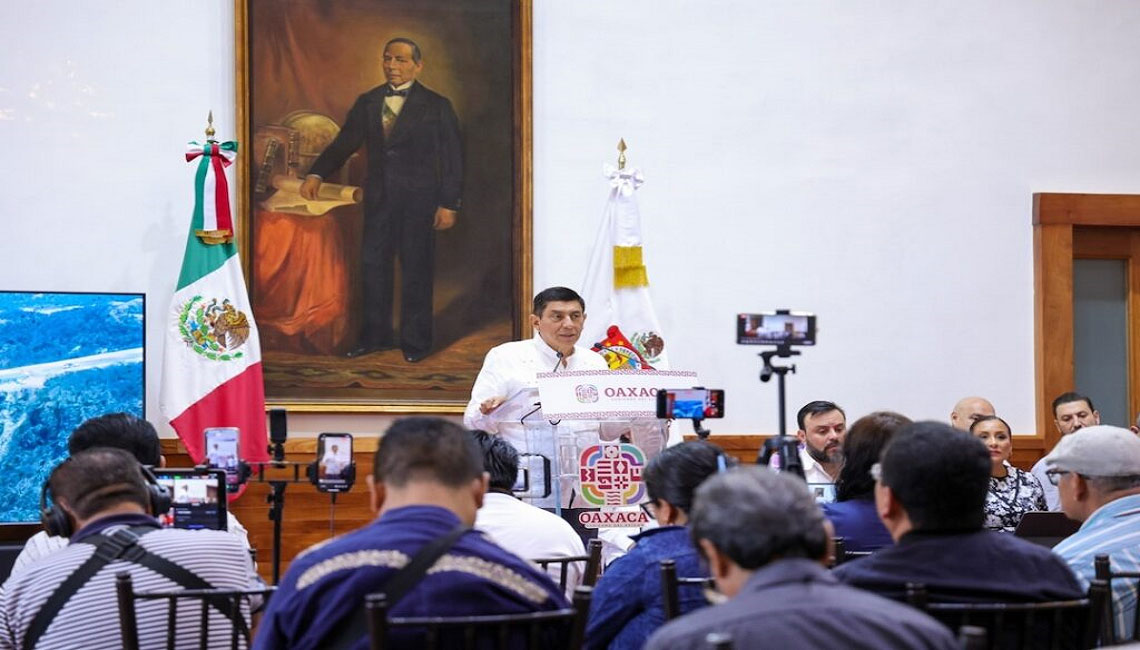 El Gobernador Salomón Jara Cruz durante su conferencia de prensa