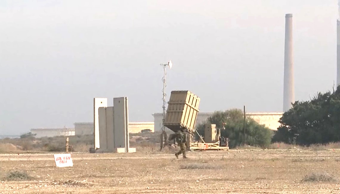 Soldado israelí junto al sistema antimisiles.