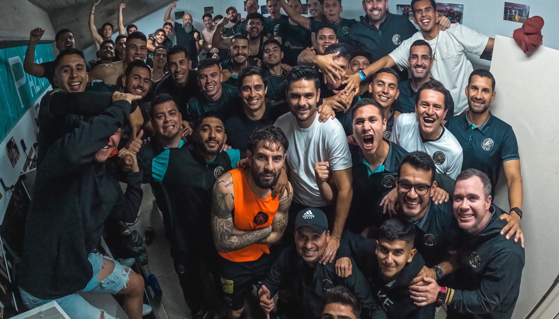 Jugadores de Atlético La Paz celebran en el vestidor su pase a la Liguilla del Clausura 2024.