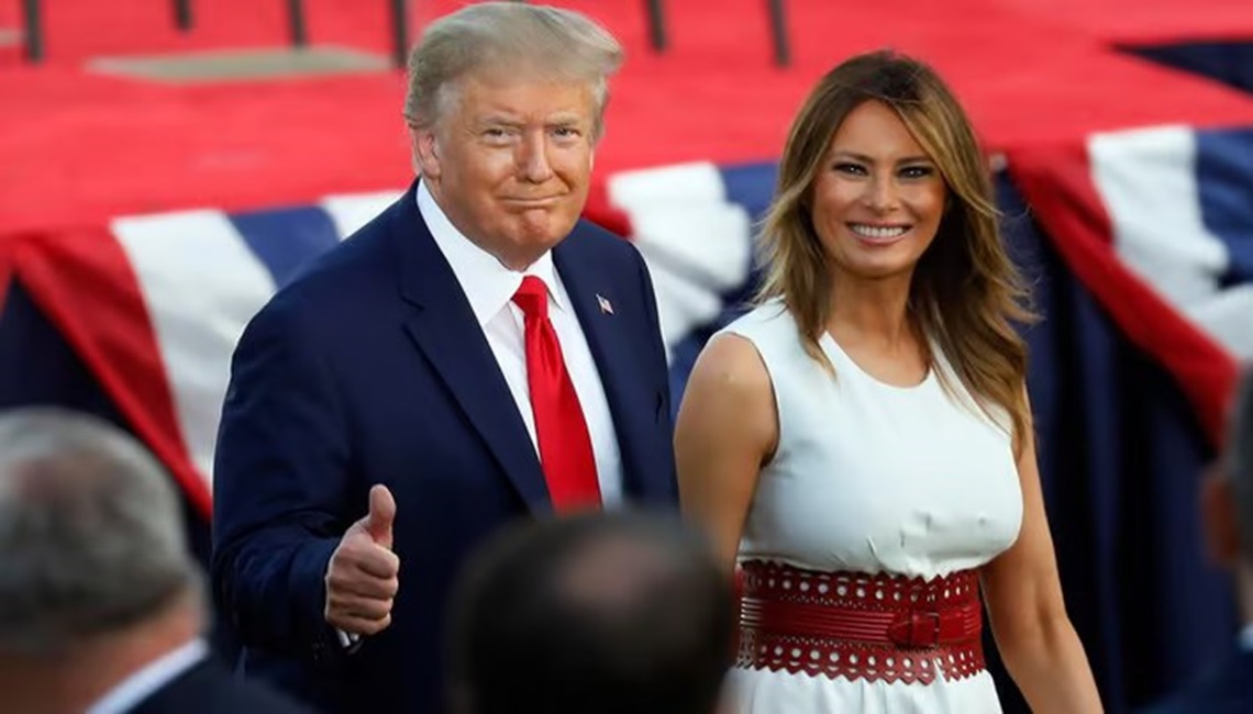 Donald Trump y Melania Trump saludando a sus seguidores.