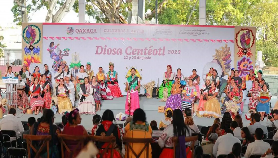 Se presentan con trajes típicos las aspirantes a personificar la Diosa Centéotl 2024 en Oaxaca.
