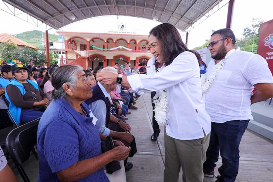 DIF Oaxaca continúa entrega de programas a quienes más lo necesitan en la Sierra Sur