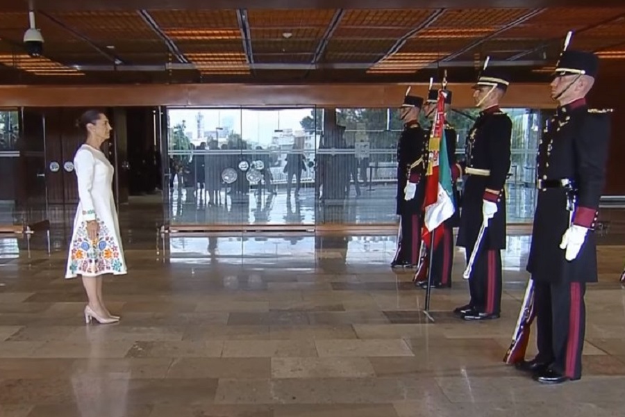 Oaxaca en los ojos de México; artesana Claudia Vásquez Aquino, confeccionó el vestido de Claudia Sheinbaum