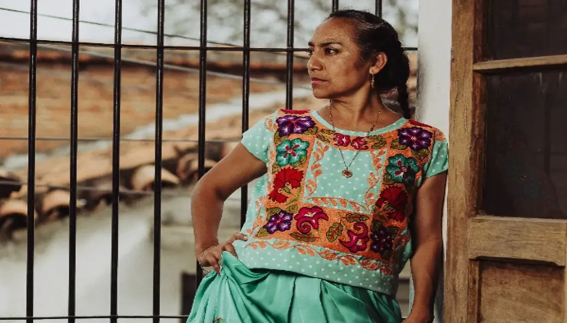 Mayra Sérbulo, vestida con una blusa típica de colores del Istmo de Tehuantepec, en una sesión fotográfica.