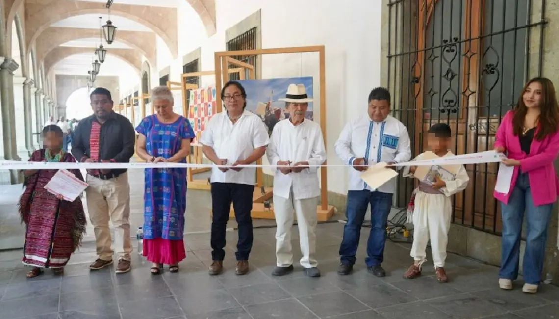 Niñas y niños triquis inauguran la exposición el Camino del Conejo en el Palacio de Gobierno de Oaxaca