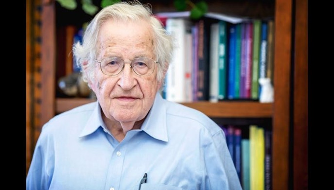 Noam Chomsky, hospitalizado en Brasil