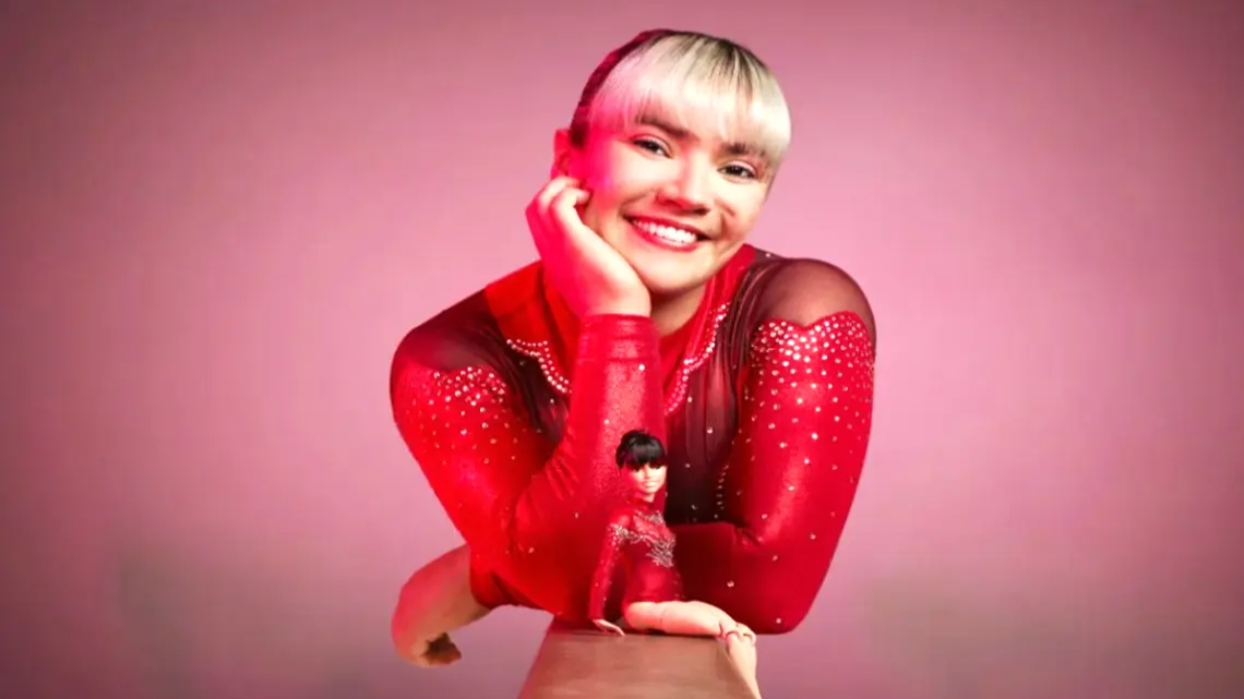 Alexa Moreno sonríe, mientras muestra su réplica de la muñeca Barbie.