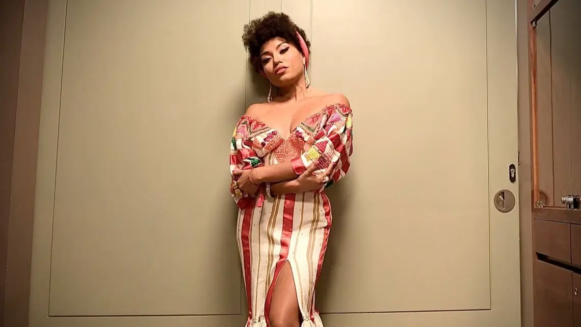 Alejandra Robles en una sesión fotográfica con un vestido entallado.