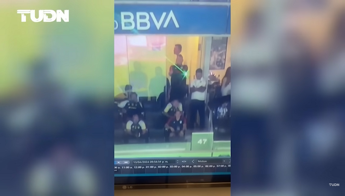 Momento en el que Nahuei Guzmán acciona el láser desde el palco de el Estadio BBVA.