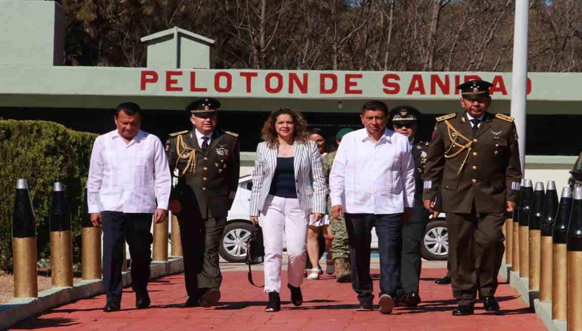Berenice Ramírez Jiménez y el gobernador Salomón Jara en el Aniversario del Ejército Mexicano.