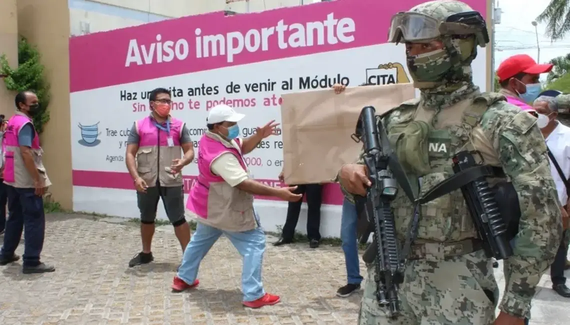 Personal del INE transportando material para las Elecciones 2024 en México.