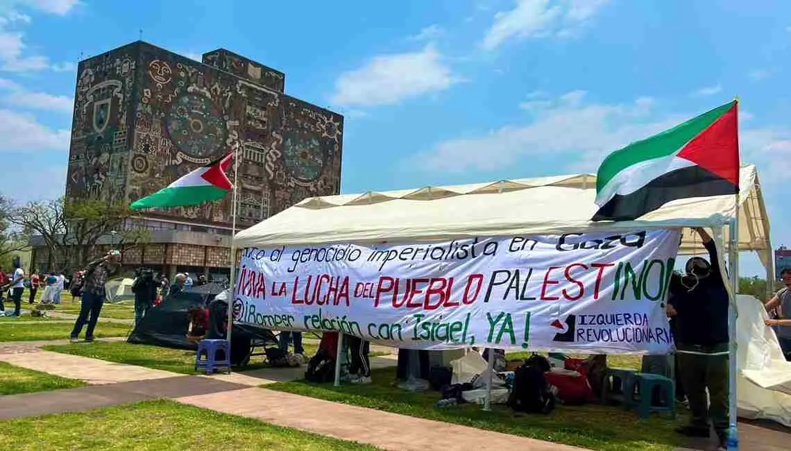 Campamento de estudiantes de la UNAM frente a rectoría, en apoyo a Palestina.