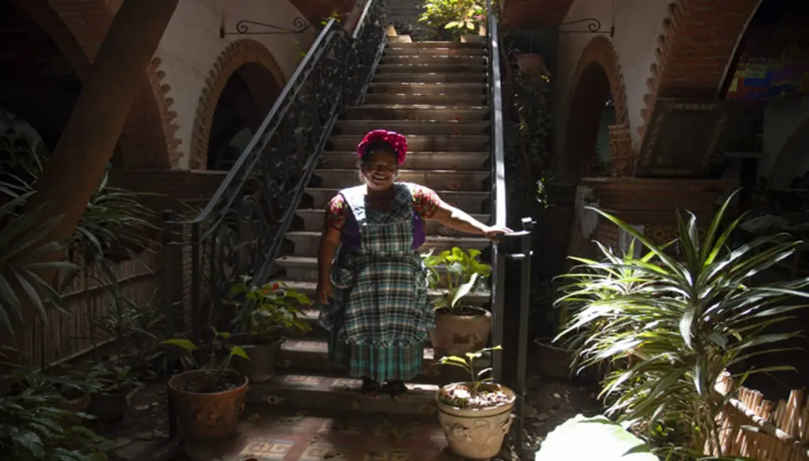 Abigail Mendoza bajando las escaleras de su casa en Oaxaca.
