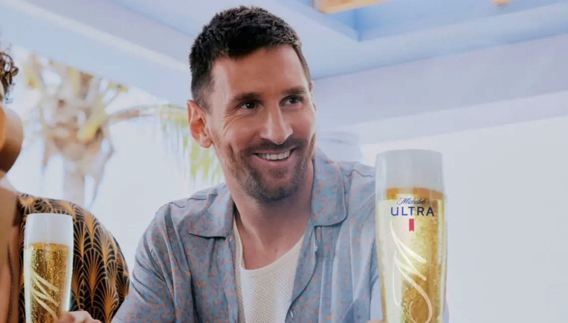 Lionel Messi brilla en comercial de cerveza para el Super Bowl LVIII junto a Ted Lasso y Dan Marino
