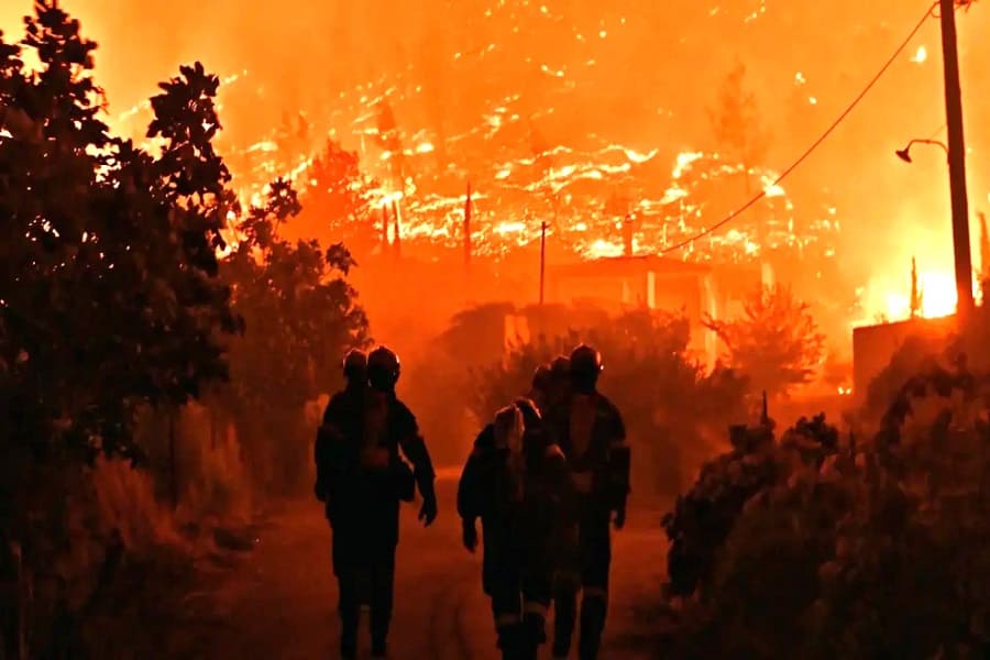 Incendio forestal arrasa en Grecia; bomberos, aviones y voluntarios lo combaten