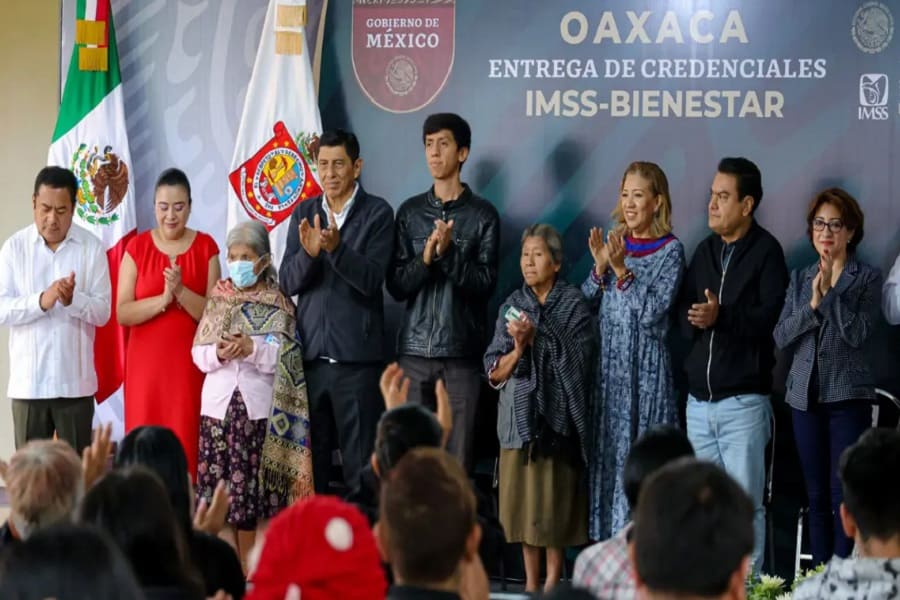 El gobernador de Oaxaca, Salomón Jara Cruz, entregan las primeras credenciales de programa IMSS-Bienestar en Oaxaca.