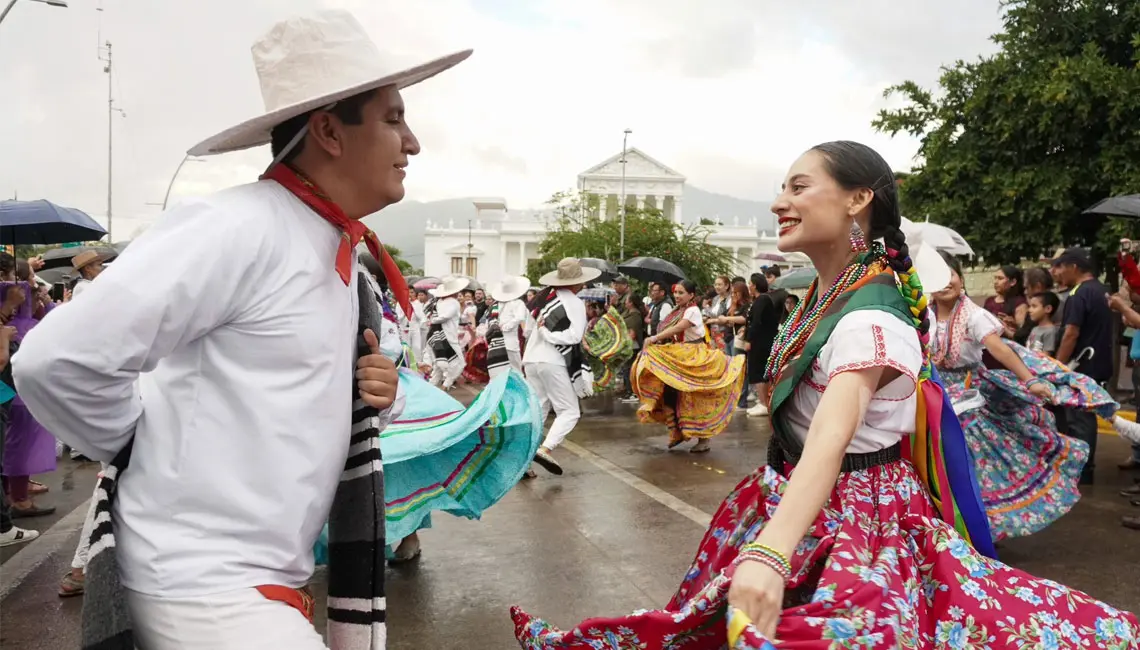 Imagen del desfile de delegaciones de la Guelaguetza