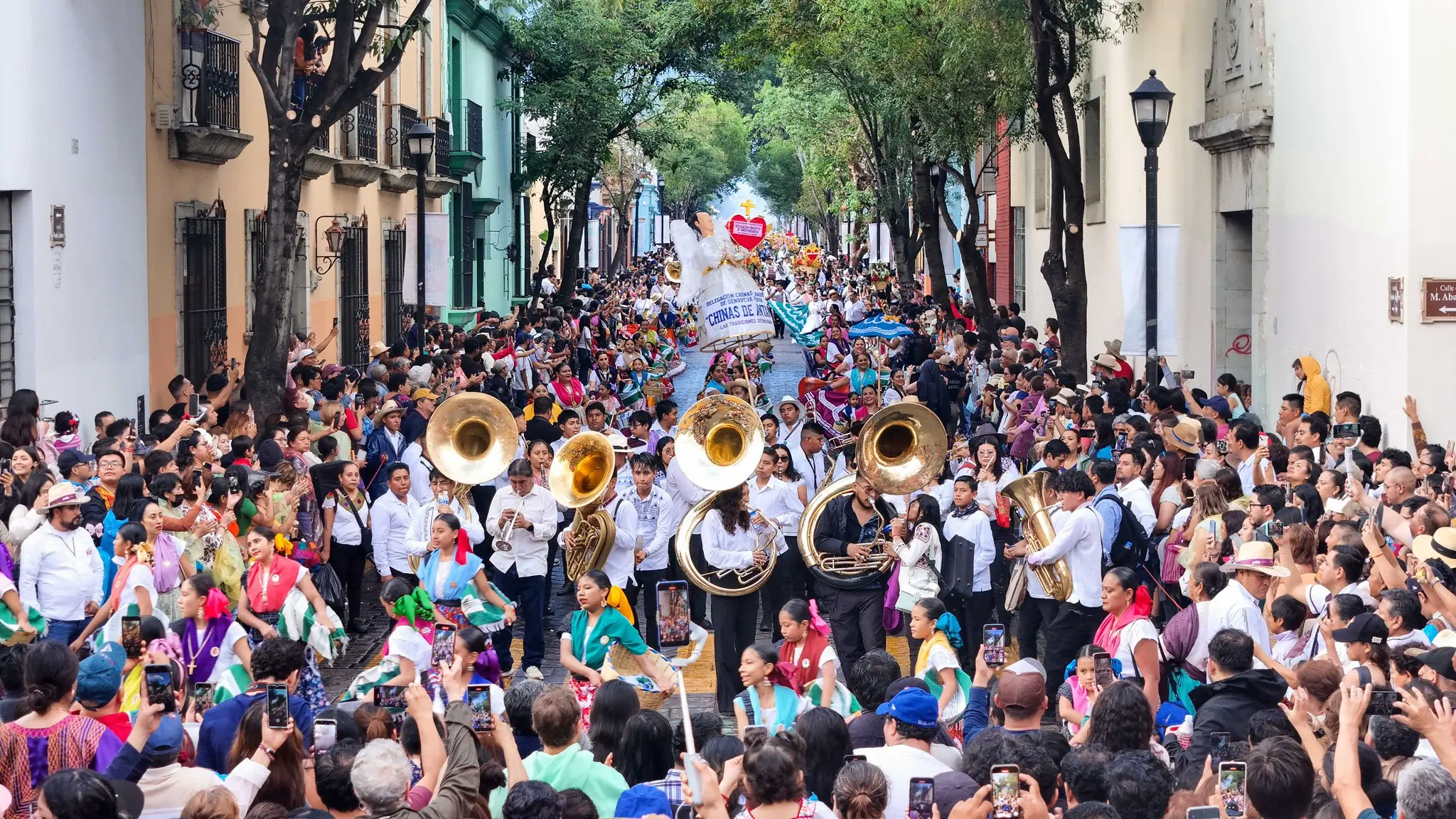 Música, danza, color y alegría, en el Primer Desfile de Delegaciones 2024