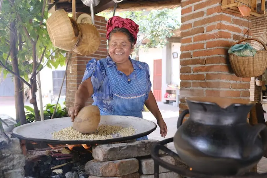 Invita SECULTA  al Taller de Cultura Alimentaria, impartido por la cocinera tradicional Abigail Mendoza