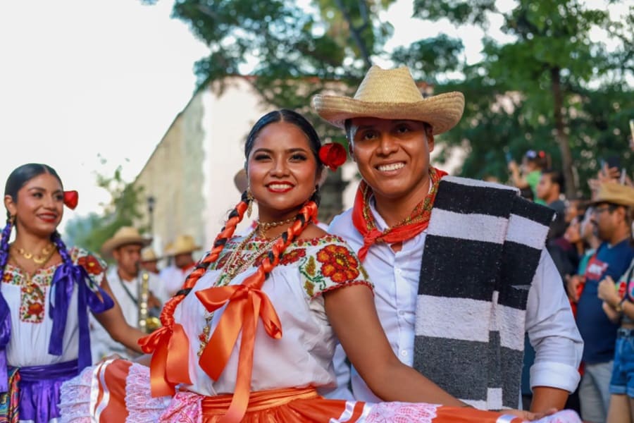 Música, danza, color y alegría, en el Primer Desfile de Delegaciones 2024