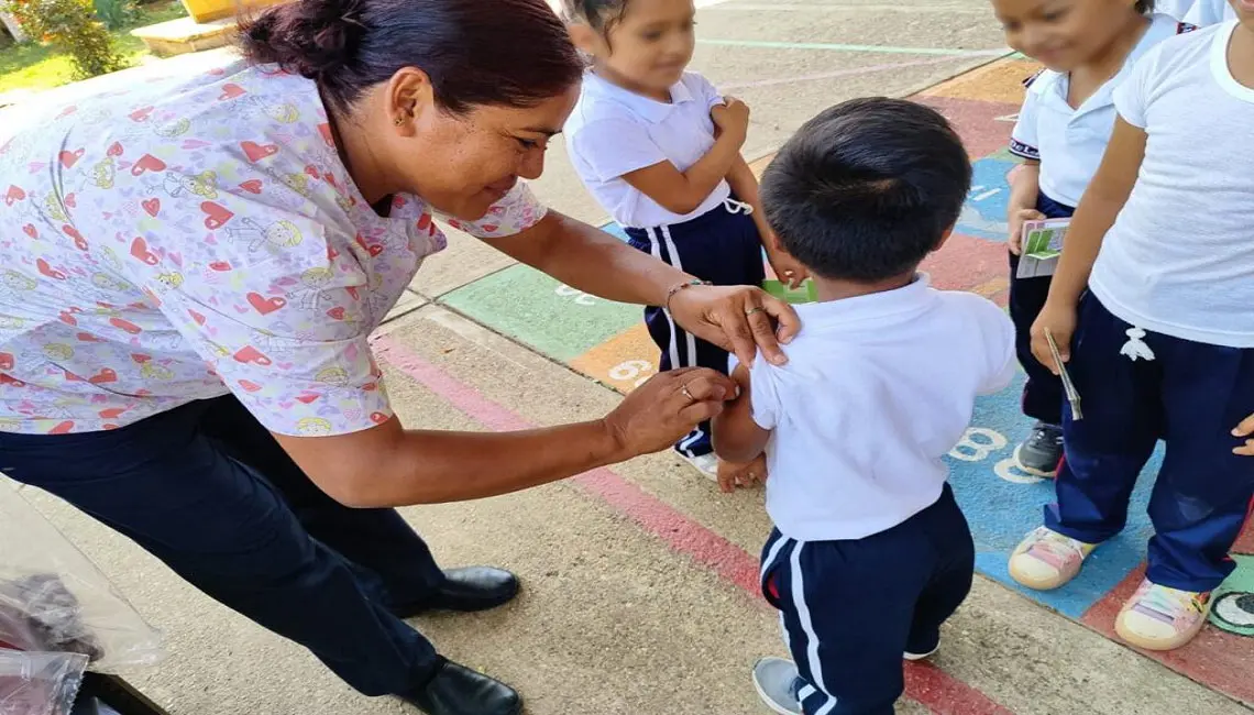 Refuerzan jornada de vacunación en escuelas de Tuxtepec