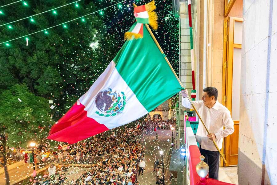 "¡Viva México!" Gobernador de Oaxaca da el Grito de Independencia