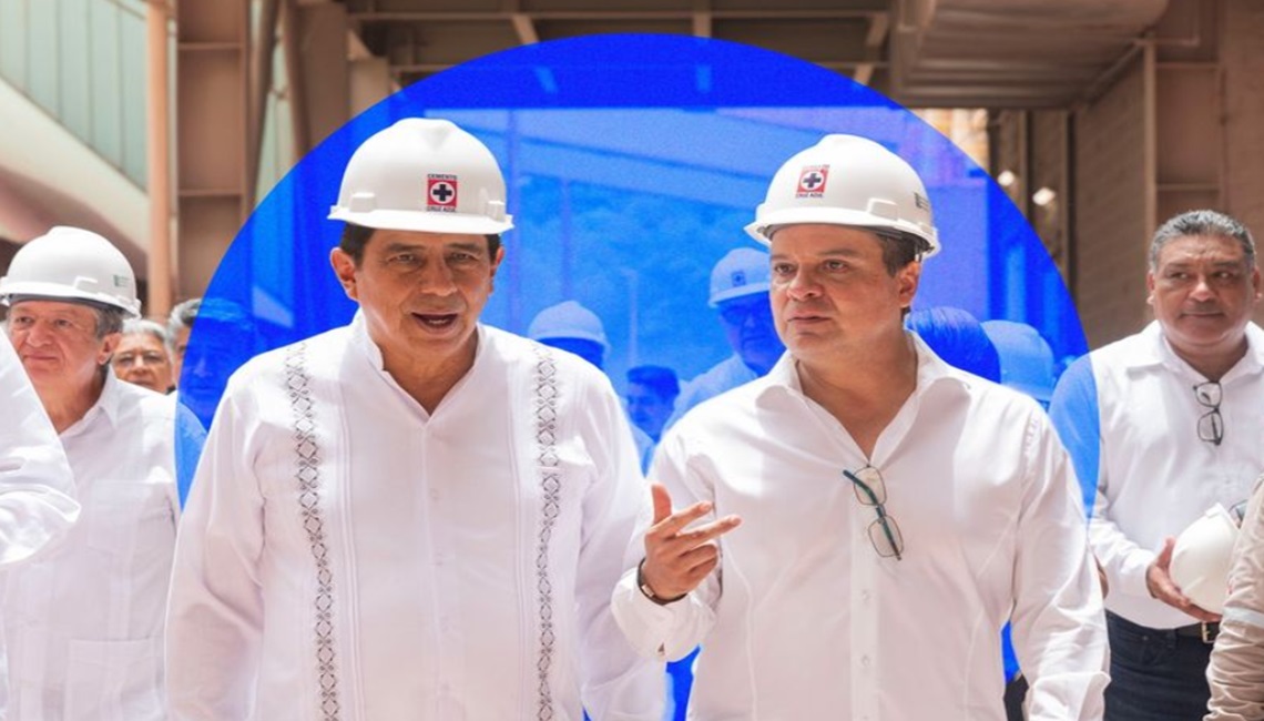 Gobernador Salomón Jara Cruz y Víctor Velázquez, presidente del Consejo de Administración de la Cooperativa.