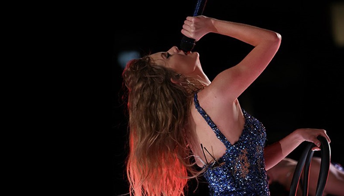 La cantante Taylor Swift se presenta en un concierto.