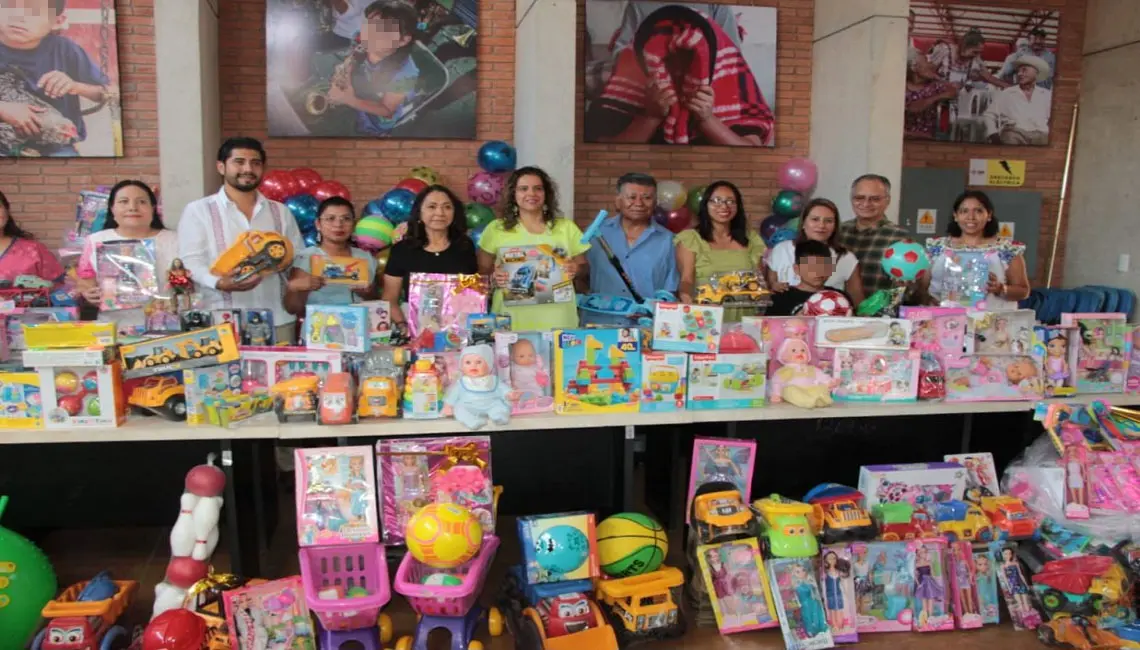 Poder Judicial de Oaxaca entrega donativo de más de mil juguetes al Sistema DIF Estatal