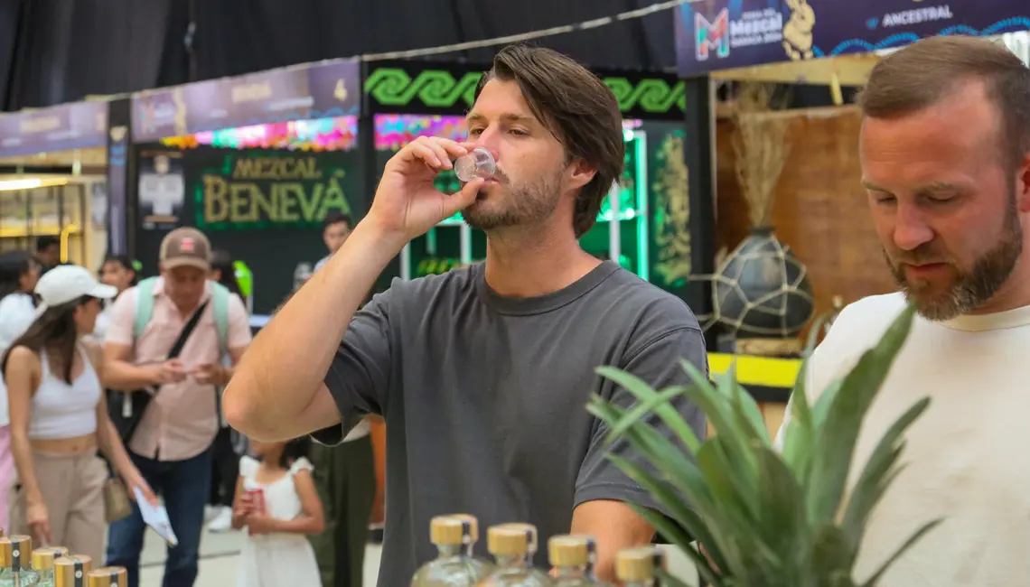 Turistas degustan pruebas en la Feria del Mezcal