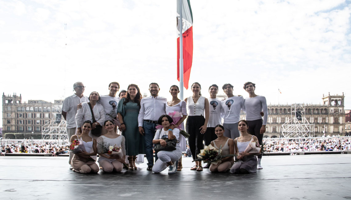 La bailarina mexicana Elisa Carrillo da clase masiva de ballet en el Zócalo de CDMX ante más de 5 mil asistentes