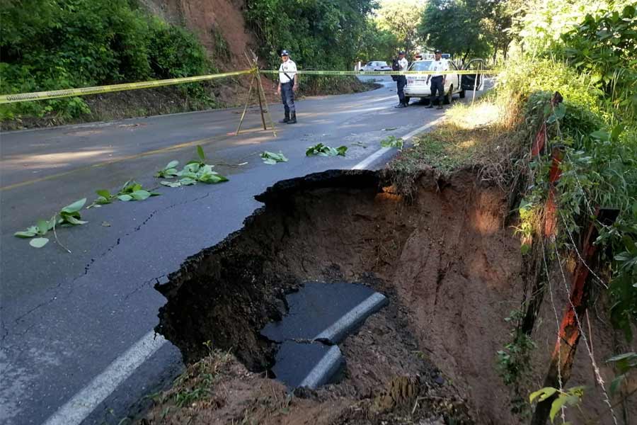 Atienden carreteras afectadas por las lluvias en Oaxaca