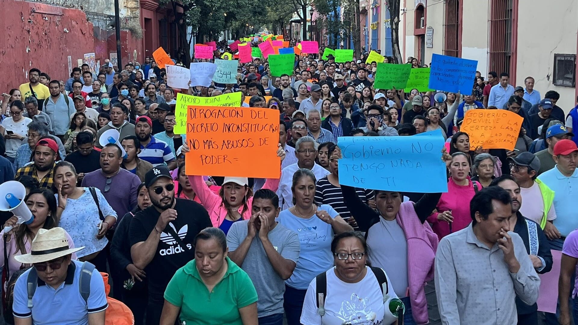 Burócratas de Oaxaca protestan por decreto que extingue mil 344 plazas Burócratas de Oaxaca protestan por decreto que extingue mil 344 plazas
