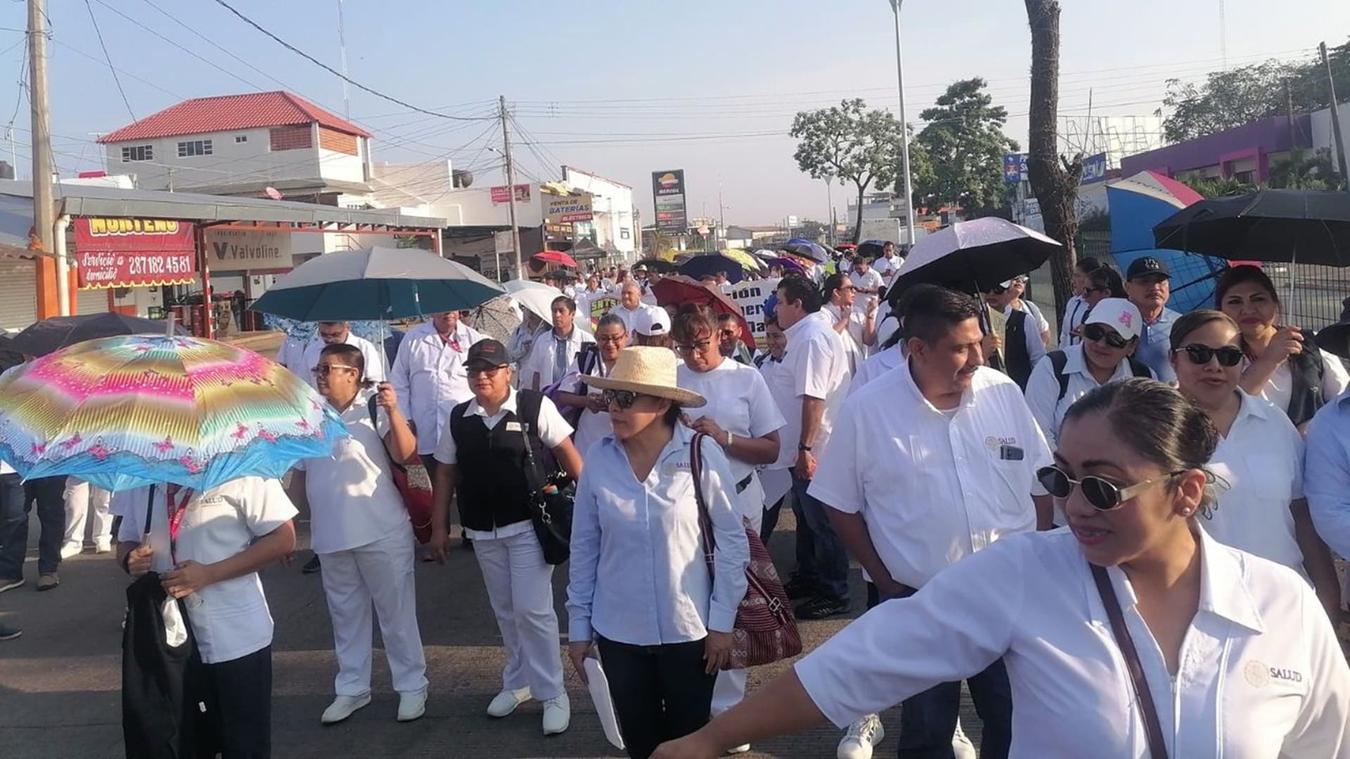Trabajadores de salud bloquean la ciudad de Oaxaca; exigen pagos salariales Trabajadores de salud bloquean la ciudad de Oaxaca; exigen pagos salariales
