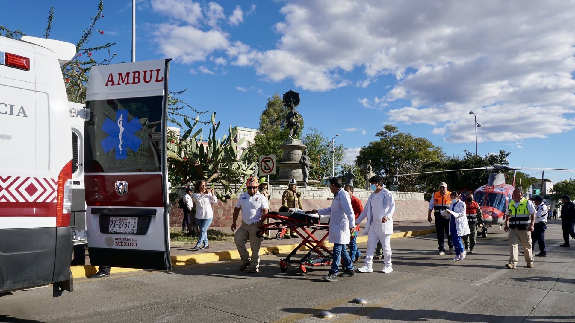 Traslada ambulancia área a menor desde Juquila y aterriza en Calzada Porfirio Díaz de Oaxaca Traslada ambulancia área a menor desde Juquila y aterriza en Calzada Porfirio Díaz de Oaxaca