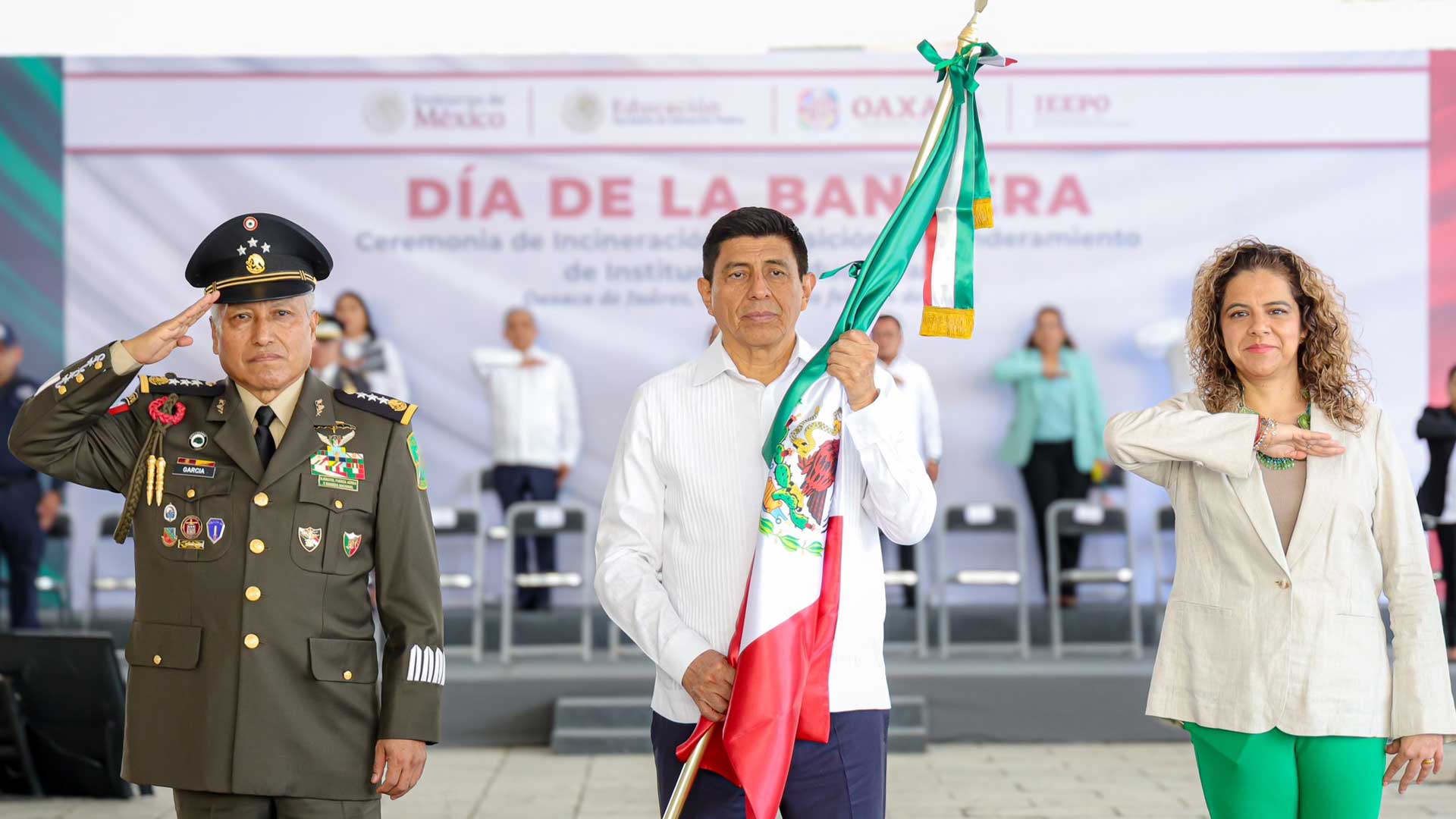 Gobernador de Oaxaca y titular del PJEO encabezan ceremonia del Día de la Bandera