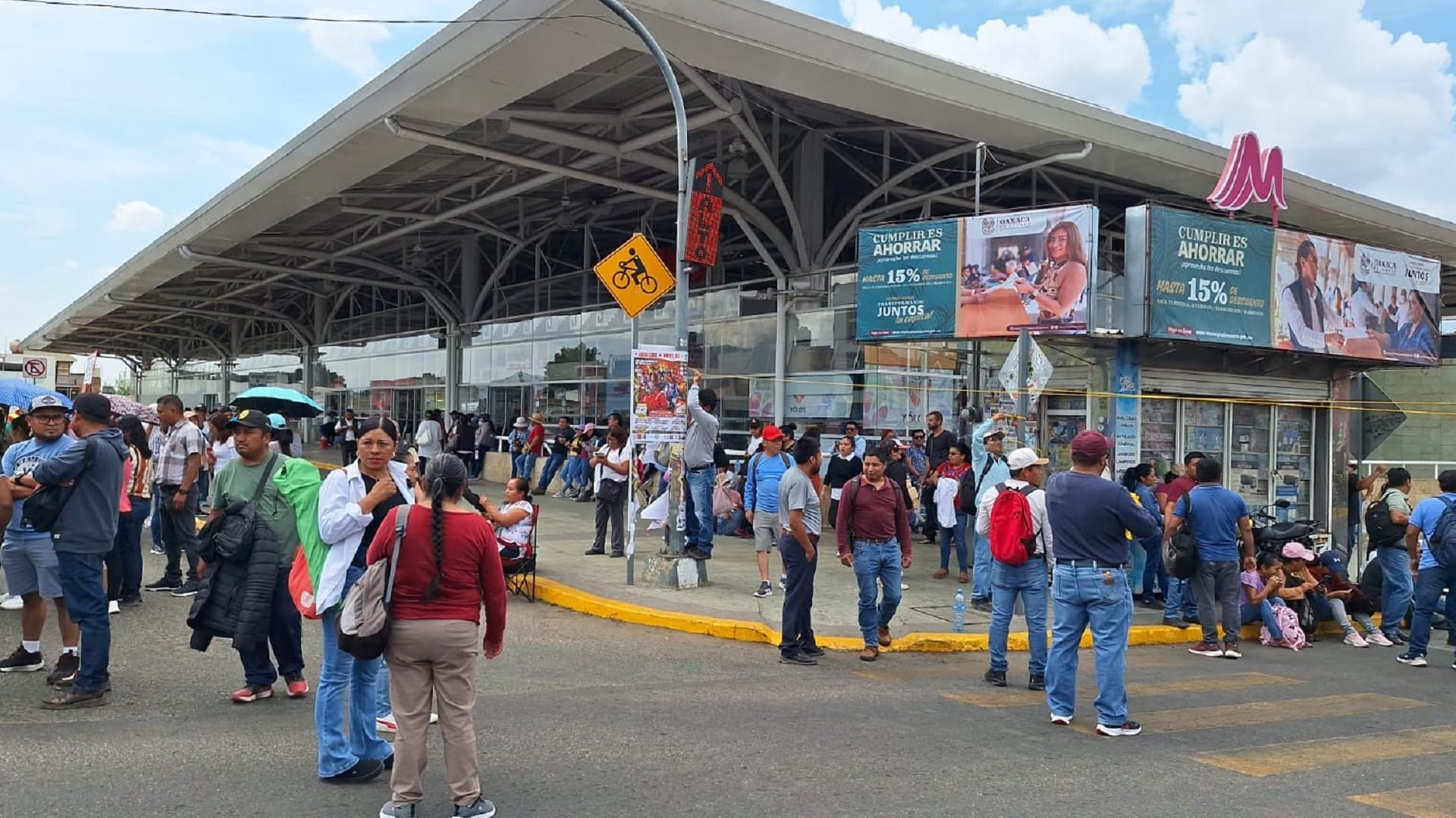 Maestros de la Sección 22 de Oaxaca se movilizan con amplio abanico de demandas
