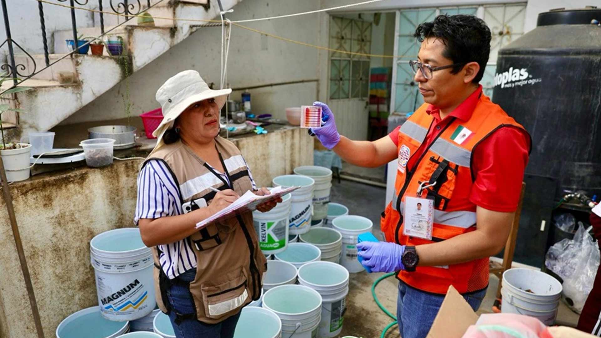 Servicios de Agua Potable y Alcantarillado verifica y tomas de muestras por coloración de agua potable
