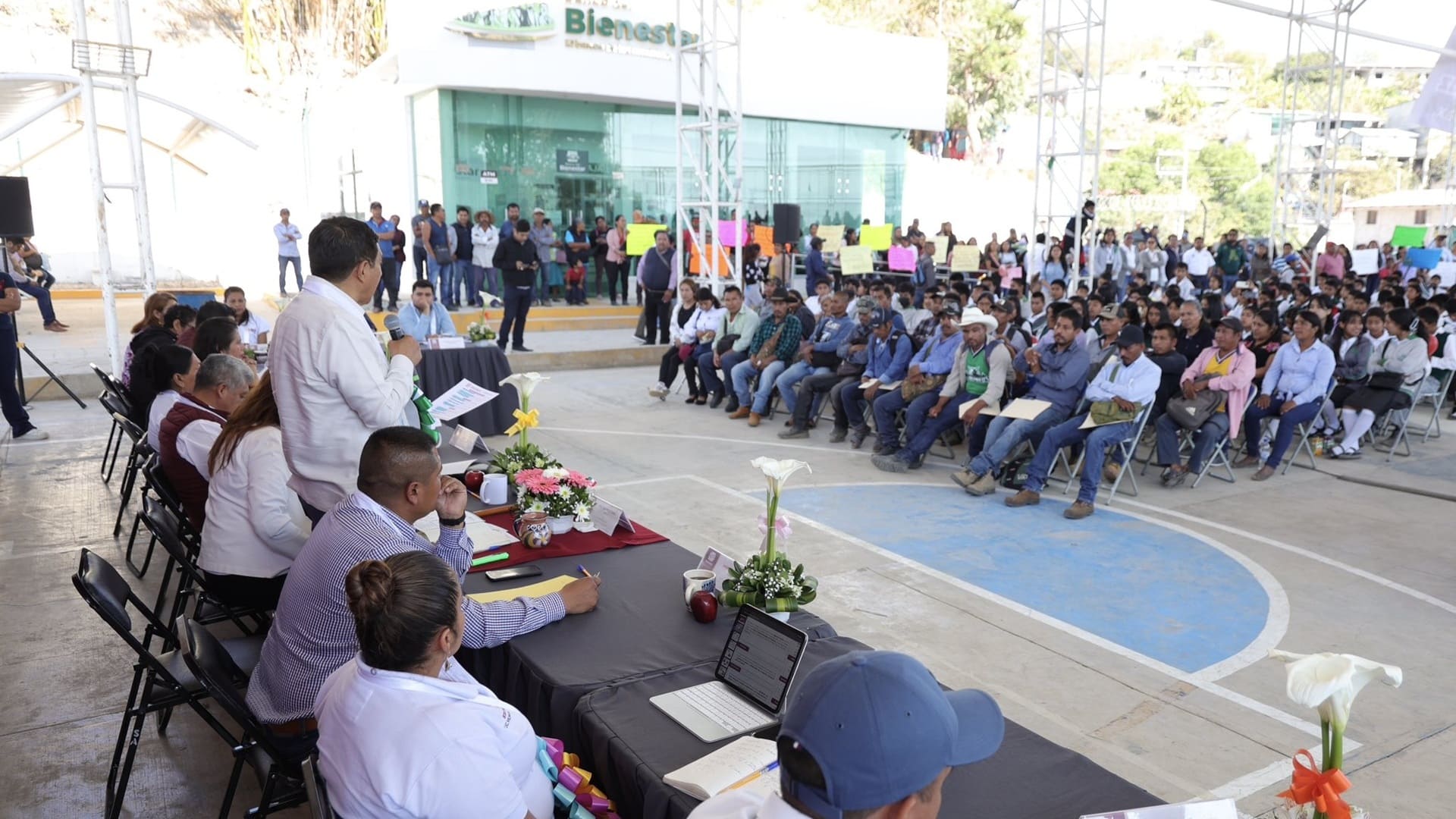 San Mateo Yucutindoo: pisos firmes, equipamiento a planteles educativos y más apoyos