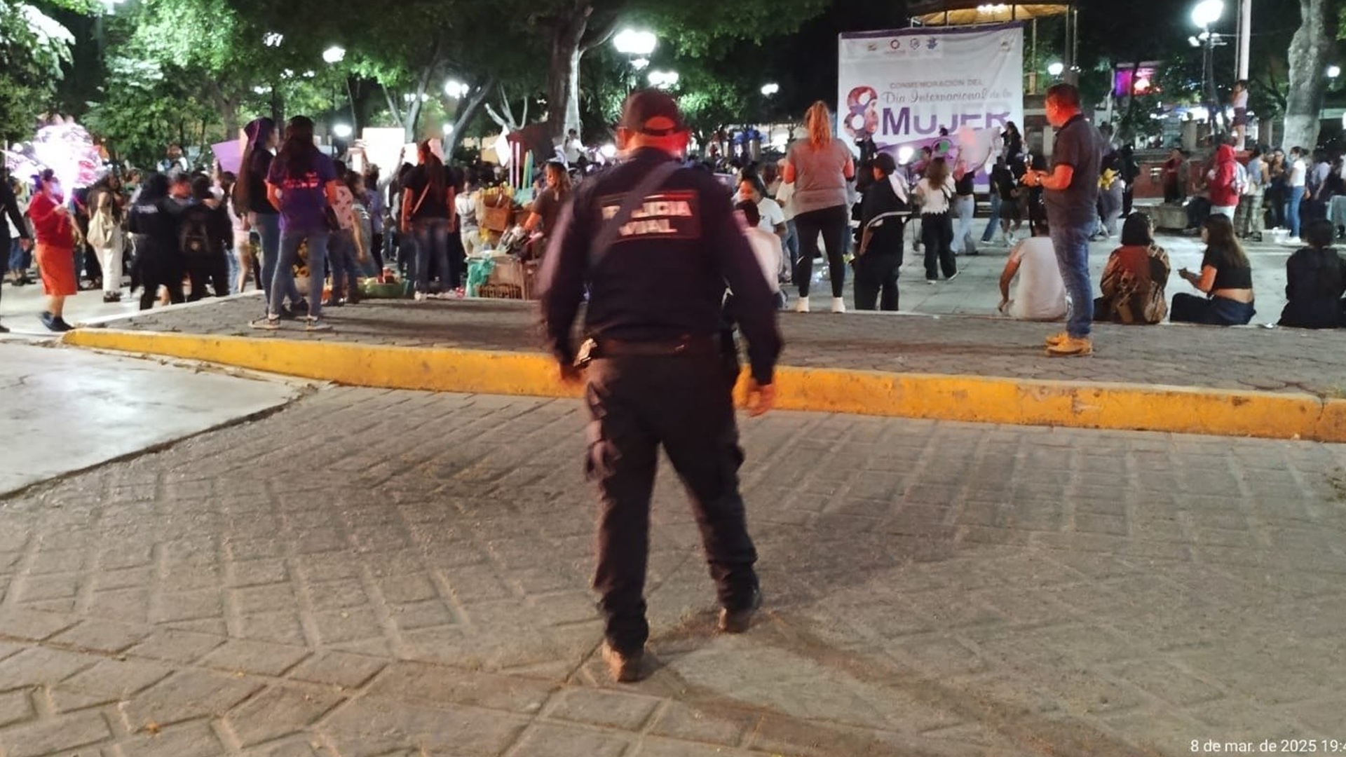 Desmanes, consignas y gas lacrimógeno; marchan 10 mil en Oaxaca durante el 8M Desmanes, consignas y gas lacrimógeno; marchan 10 mil en Oaxaca durante el 8M