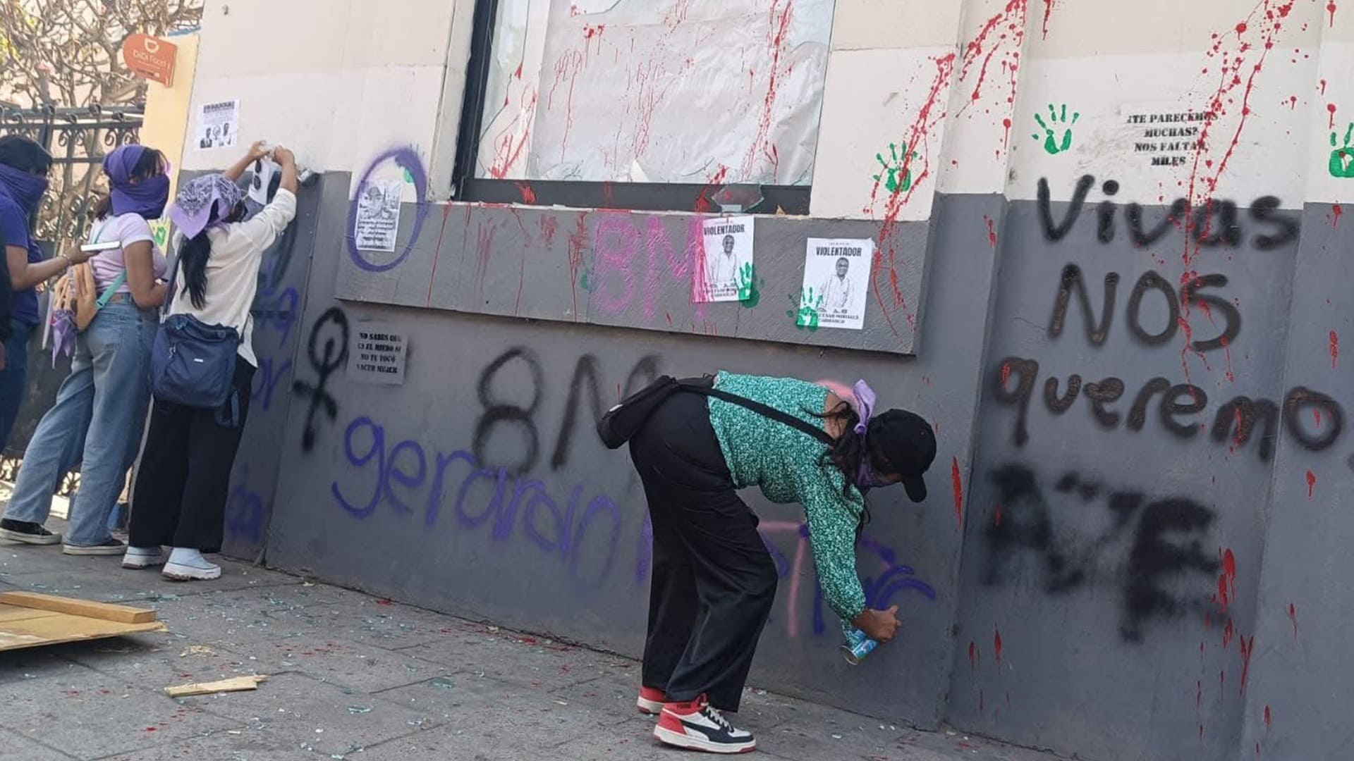 Desmanes, consignas y gas lacrimógeno; marchan 10 mil en Oaxaca durante el 8M Desmanes, consignas y gas lacrimógeno; marchan 10 mil en Oaxaca durante el 8M