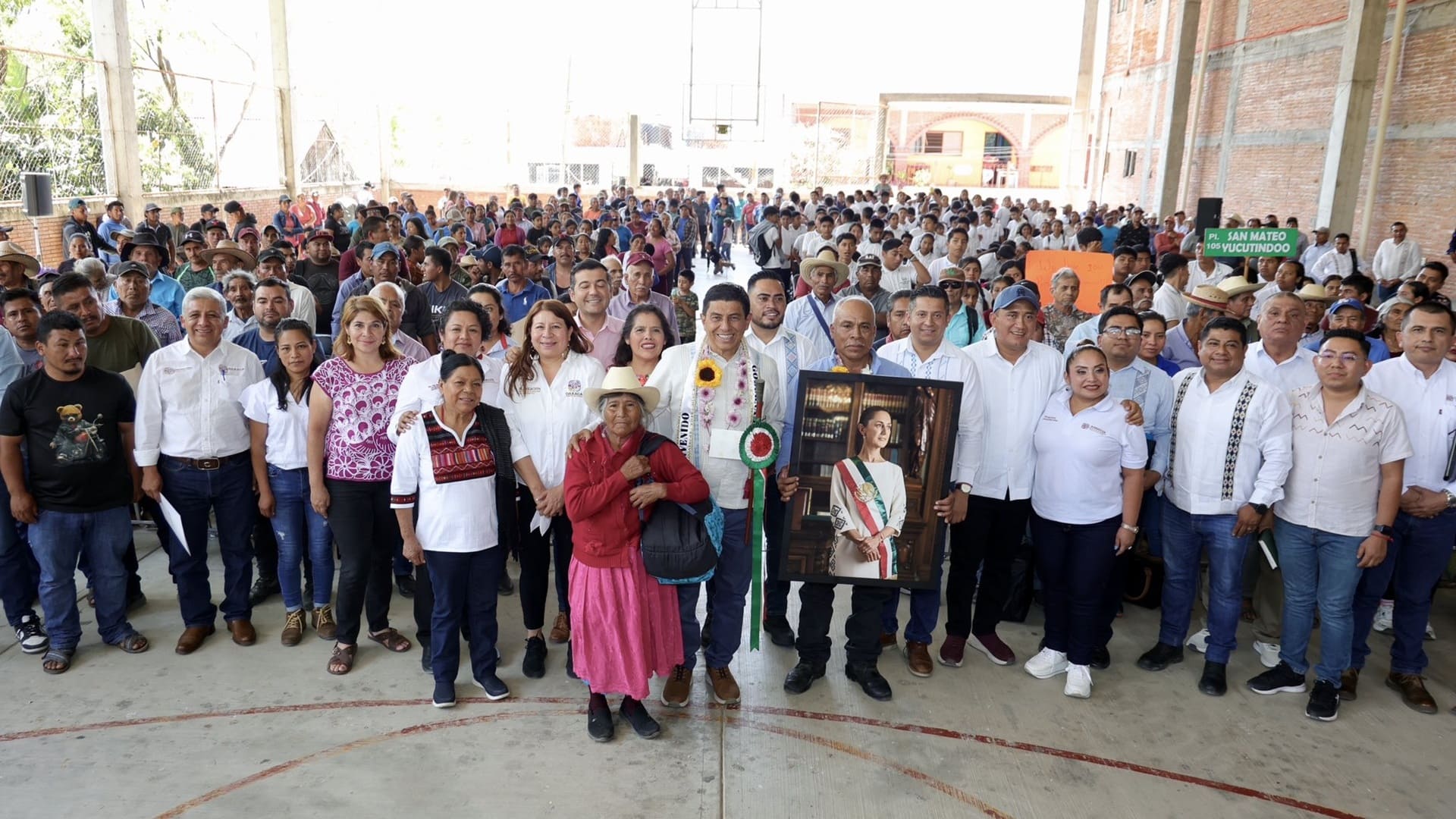 San Mateo Yucutindoo: pisos firmes, equipamiento a planteles educativos y más apoyos