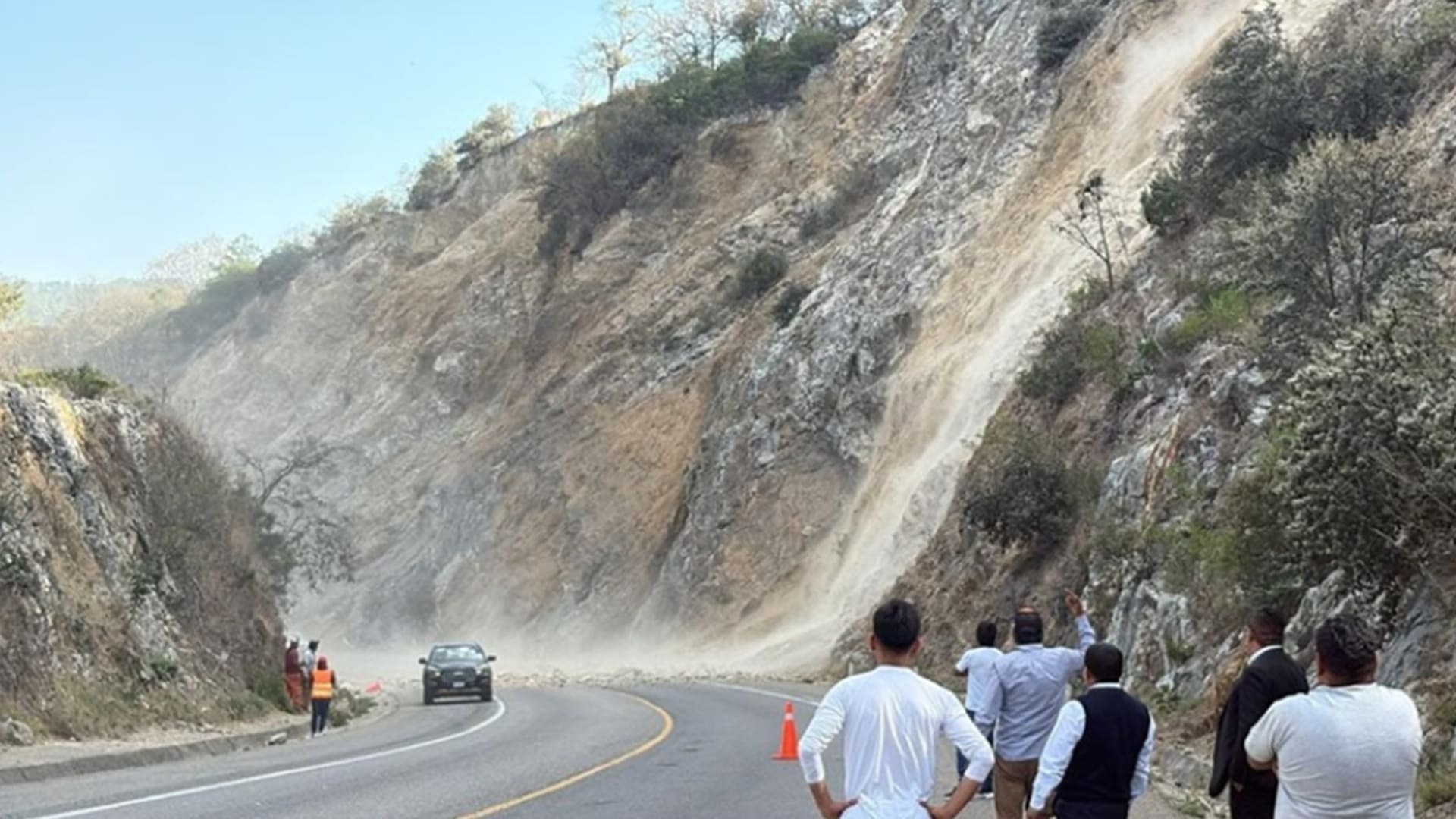 Por derrumbe cierran la autopista Oaxaca-Cuacnopalan 