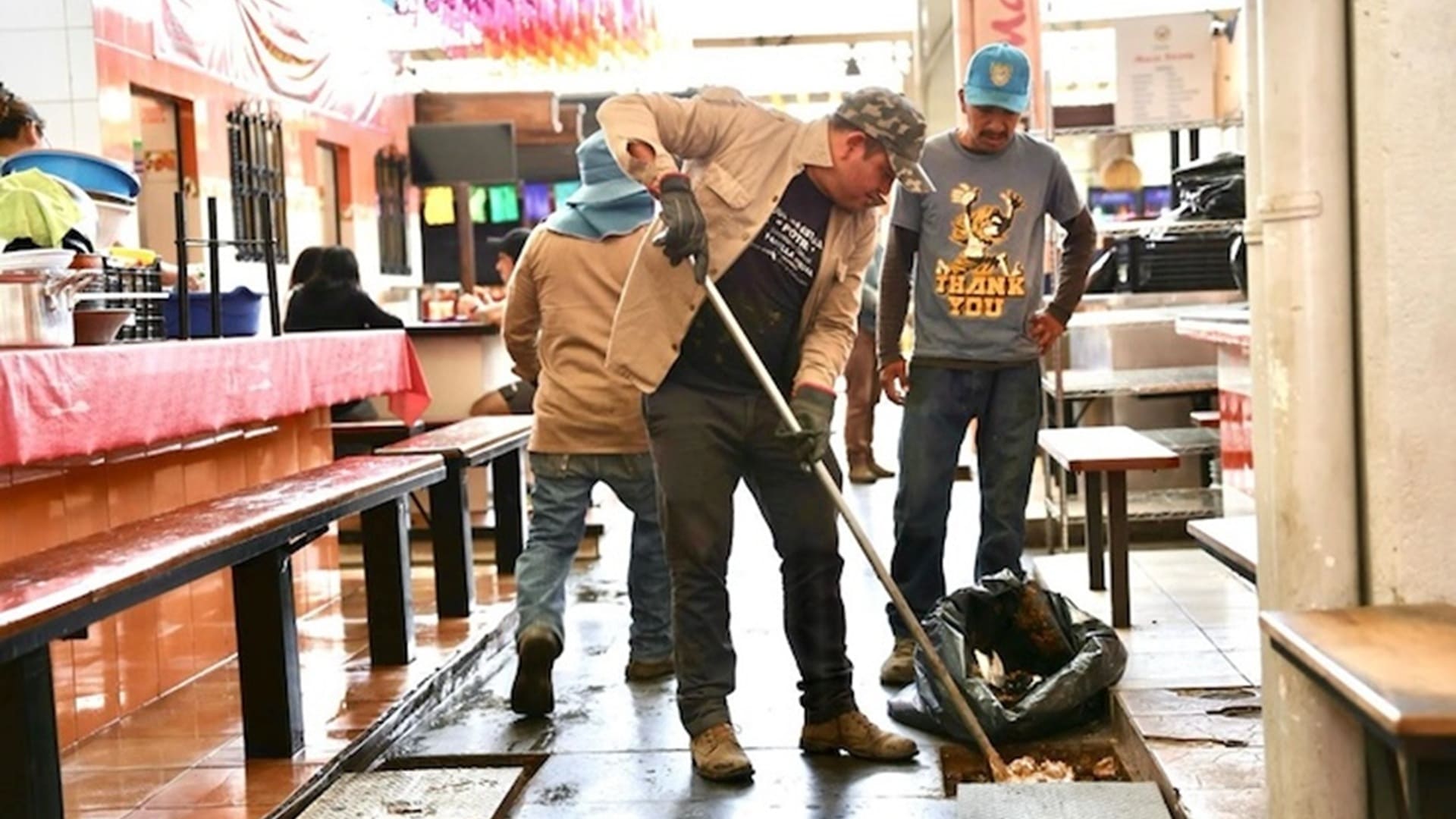 Soapa limpia y desazolva drenaje del mercado 20 de Noviembre Soapa limpia y desazolva drenaje del mercado 20 de Noviembre