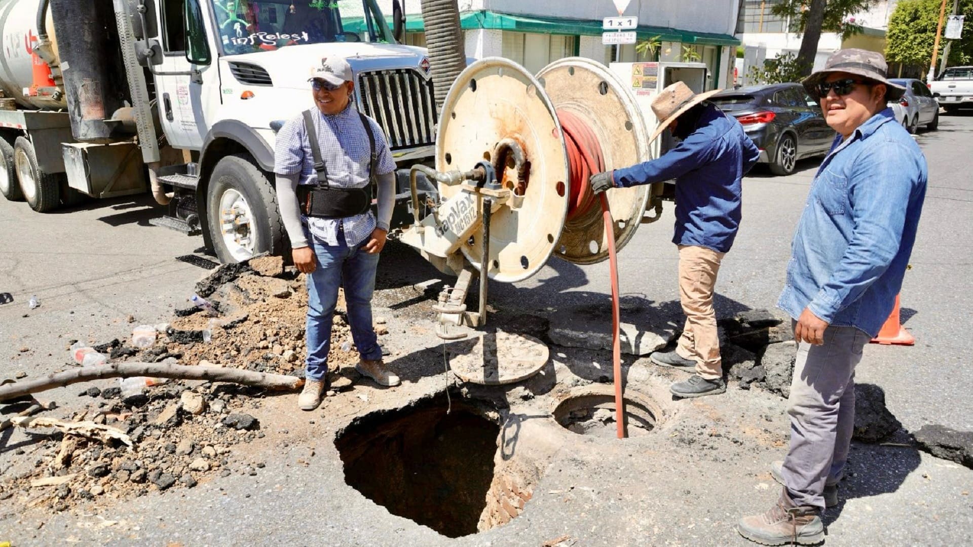 Socavón en la colonia Reforma; Soapa atiende el reporte Socavón en la colonia Reforma; Soapa atiende el reporte
