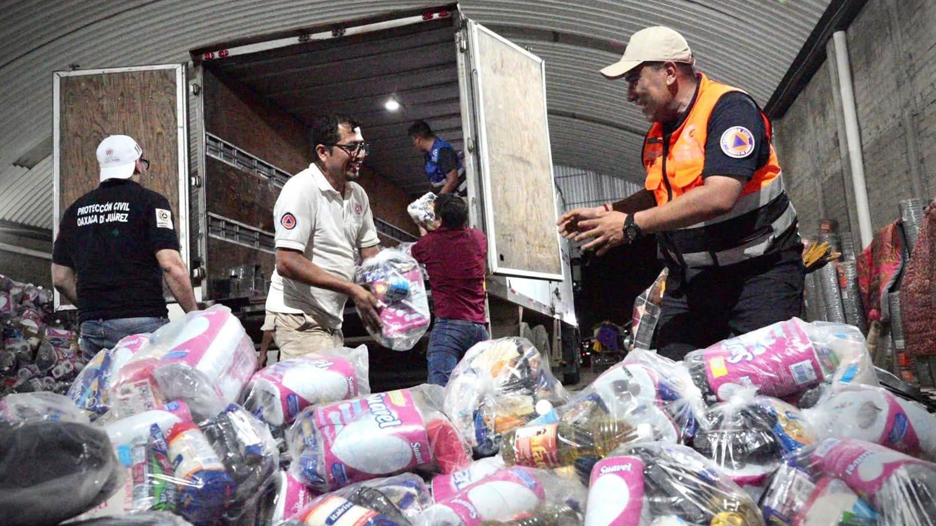 Capitalinos donan 3 mil botellas de agua, entre otros artículos, para damnificados de la Costa Capitalinos donan 3 mil botellas de agua, entre otros artículos, para damnificados de la Costa