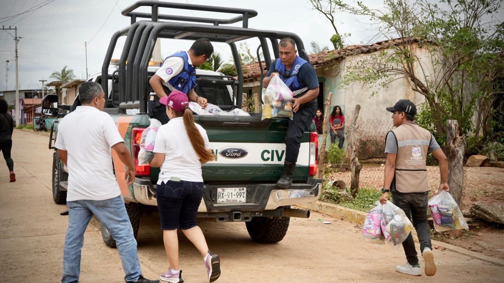 Capitalinos donan 3 mil botellas de agua, entre otros artículos, para damnificados de la Costa Capitalinos donan 3 mil botellas de agua, entre otros artículos, para damnificados de la Costa