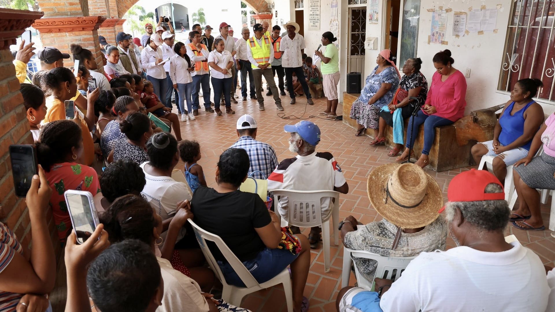 “¿Está llegando la ayuda?”; Jara Cruz supervisa atención a damnificados en la Costa