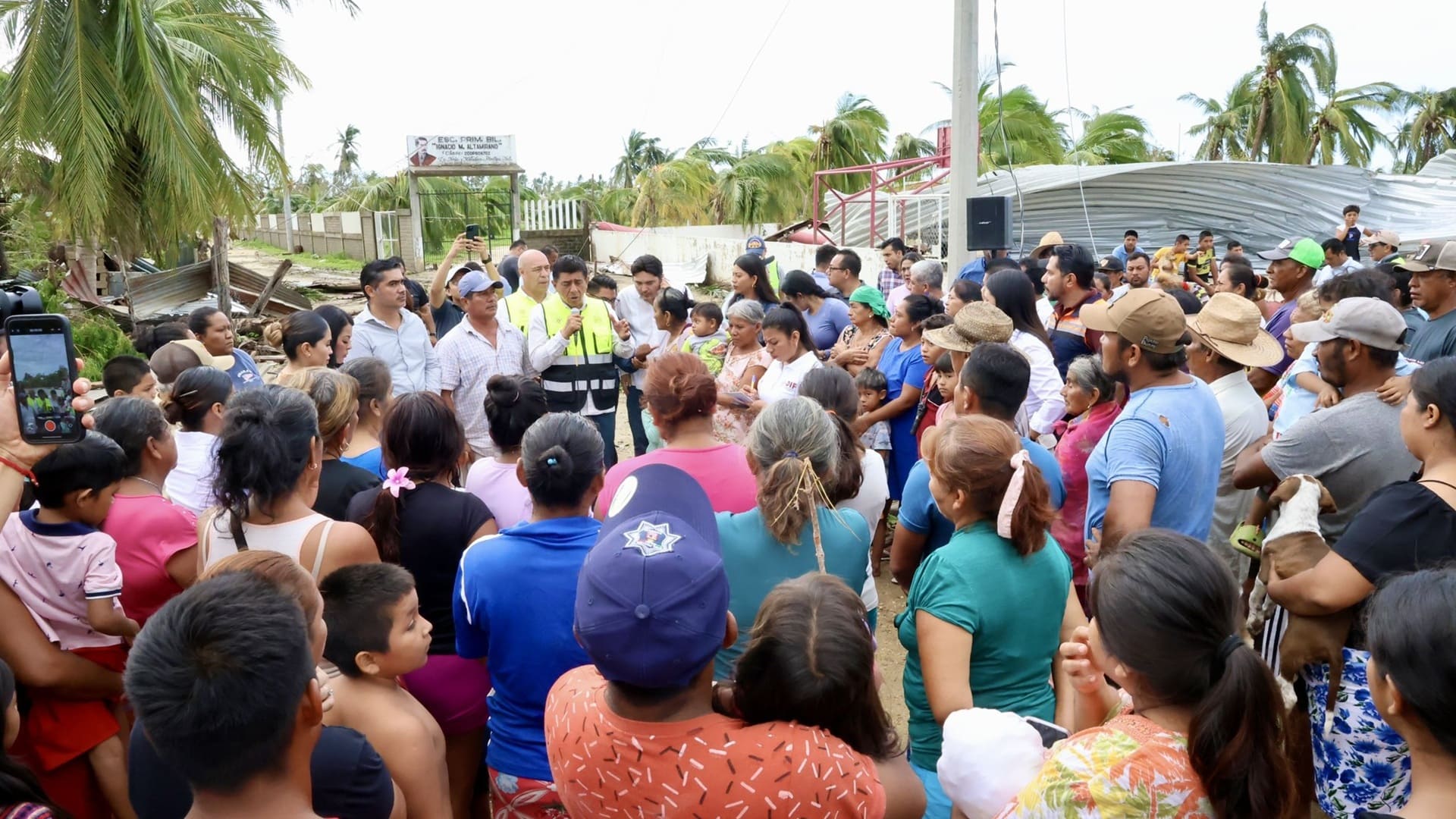 “Acá está su gobierno para apoyarlos”; Jara Cruz visita agencias afectadas por Erick en la Costa “Acá está su gobierno para apoyarlos”; Jara Cruz visita agencias afectadas por Erick en la Costa