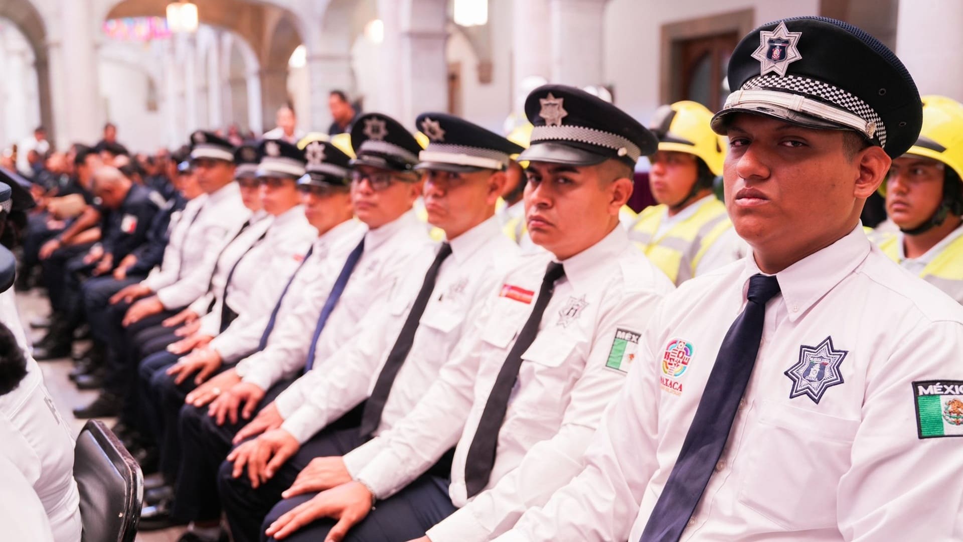 Renuevan uniformes a corporaciones de seguridad pública de Oaxaca